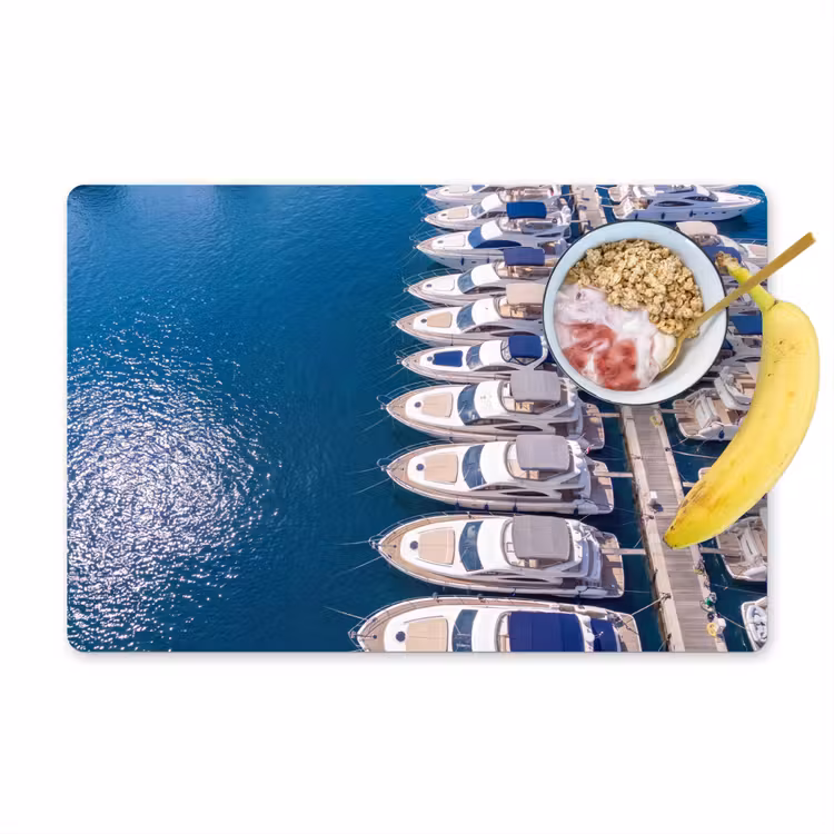 Boot - Jachthaven - Water - Zomer - Blauw Placemat vinyl groot -zzzproduct_Kitchenyeah-website