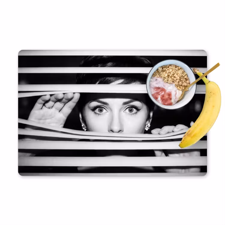 Vrouw - Jaloezieën - Portret - Zwart-wit Placemat vinyl groot -zzzproduct_Kitchenyeah-website