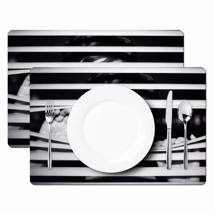 Vrouw - Jaloezieën - Portret - Zwart-wit Placemat vinyl groot -zzsfeer2_Kitchenyeah-website