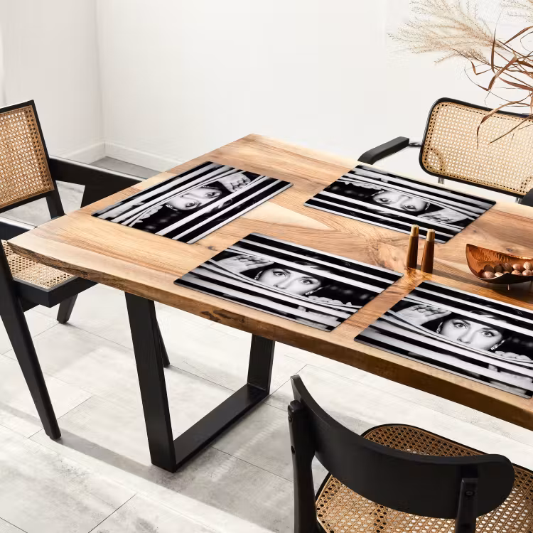 Vrouw - Jaloezieën - Portret - Zwart-wit Placemat vinyl groot -zzsfeer4_Kitchenyeah-website