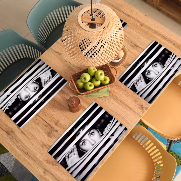 Vrouw - Jaloezieën - Portret - Zwart-wit Placemat vinyl groot -zzsfeer5_Kitchenyeah-website