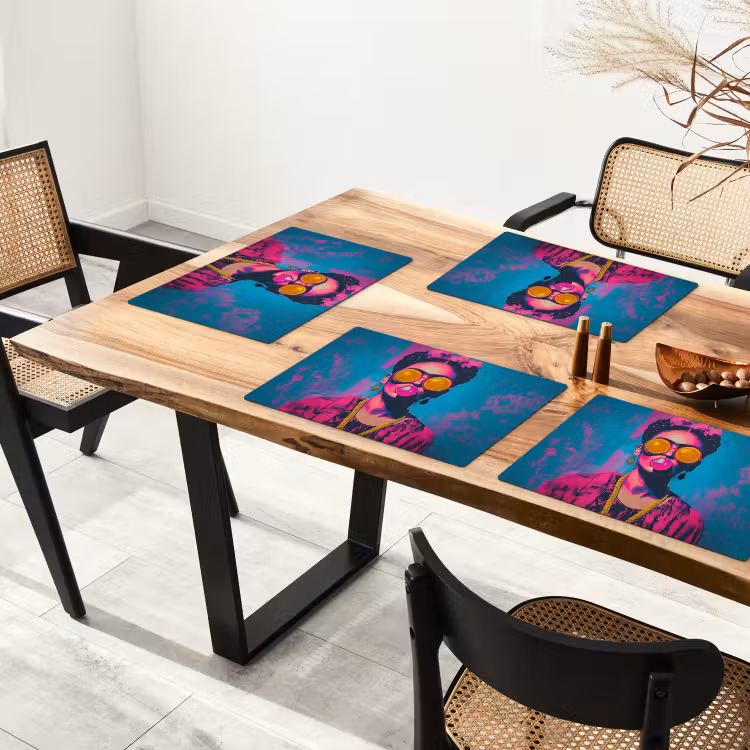 Vrouw - Kauwgom - Zonnebril - Oranje Placemat vinyl groot -zzsfeer4_Kitchenyeah-website