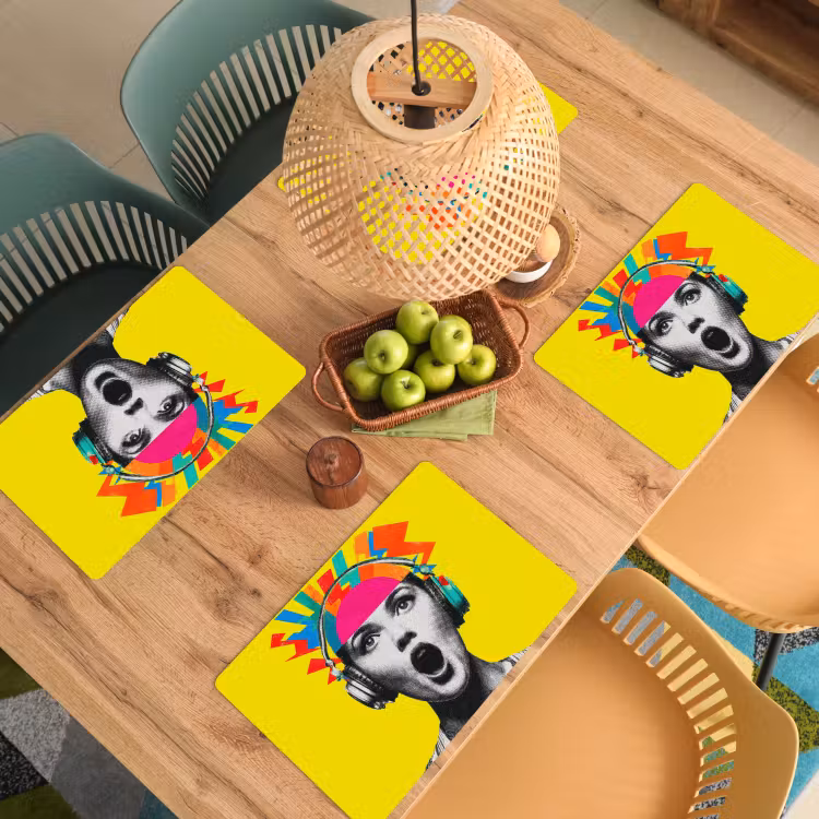 Vrouw - Koptelefoon - Geel Placemat vinyl groot -zzsfeer5_Kitchenyeah-website