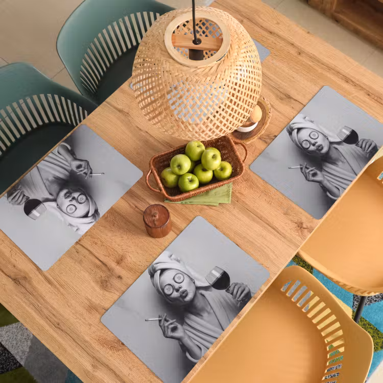 Vrouw - Masker - Wijn - Sigaret Placemat vinyl groot -zzsfeer5_Kitchenyeah-website