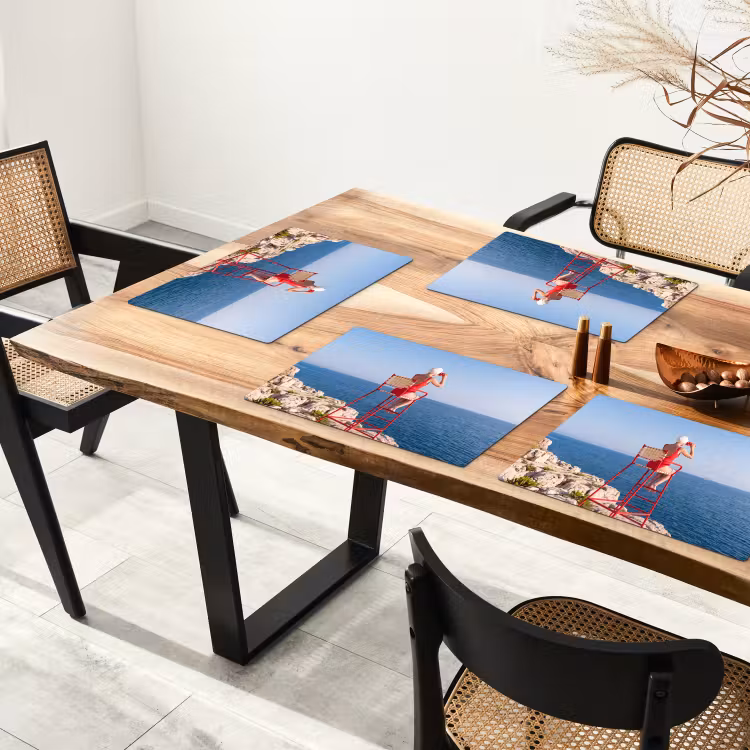 Vrouw - Zee - Kust - Verrekijker - Rood Placemat vinyl groot -zzsfeer4_Kitchenyeah-website