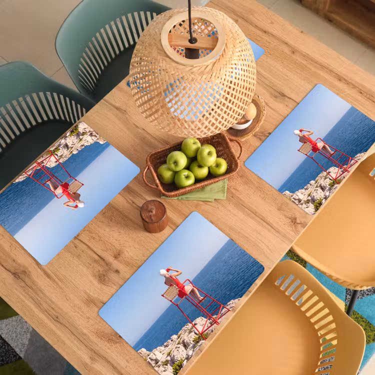 Vrouw - Zee - Kust - Verrekijker - Rood Placemat vinyl groot -zzsfeer5_Kitchenyeah-website
