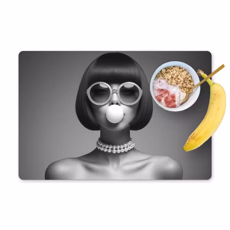 Vrouw - Zwart Wit - Ketting - Zonnebril Placemat vinyl groot -zzzproduct_Kitchenyeah-website