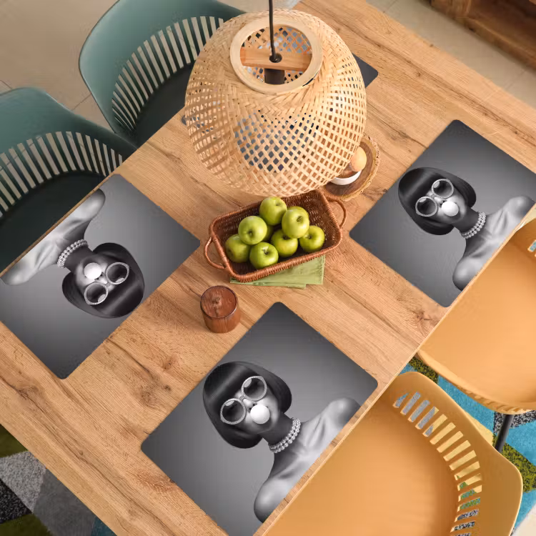 Vrouw - Zwart Wit - Ketting - Zonnebril Placemat vinyl groot -zzsfeer5_Kitchenyeah-website