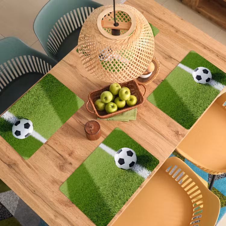 Voetbal - Grasveld - Sport - Groen Placemat vinyl groot -zzsfeer5_Kitchenyeah-website
