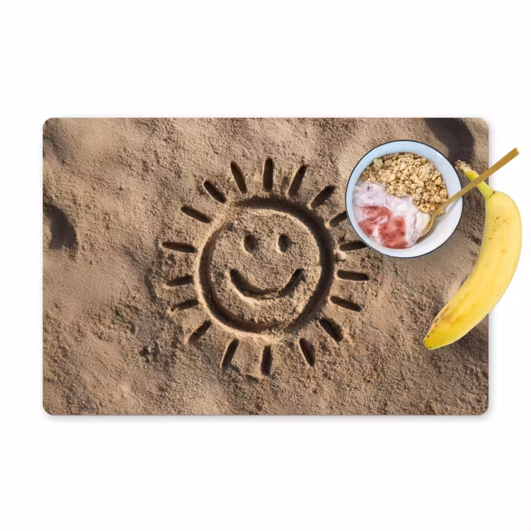 Gezichtje - Zon - Zand - Getekend Placemat vinyl groot -zzzproduct_Kitchenyeah-website