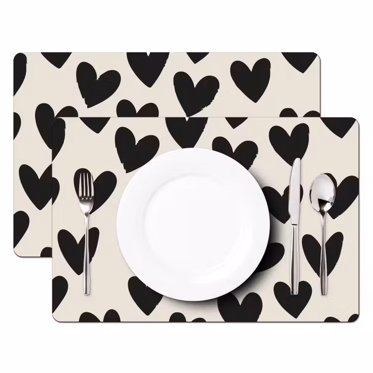 Hartjes - Zwart - Beige Placemat vinyl groot -zzsfeer2_Kitchenyeah-website
