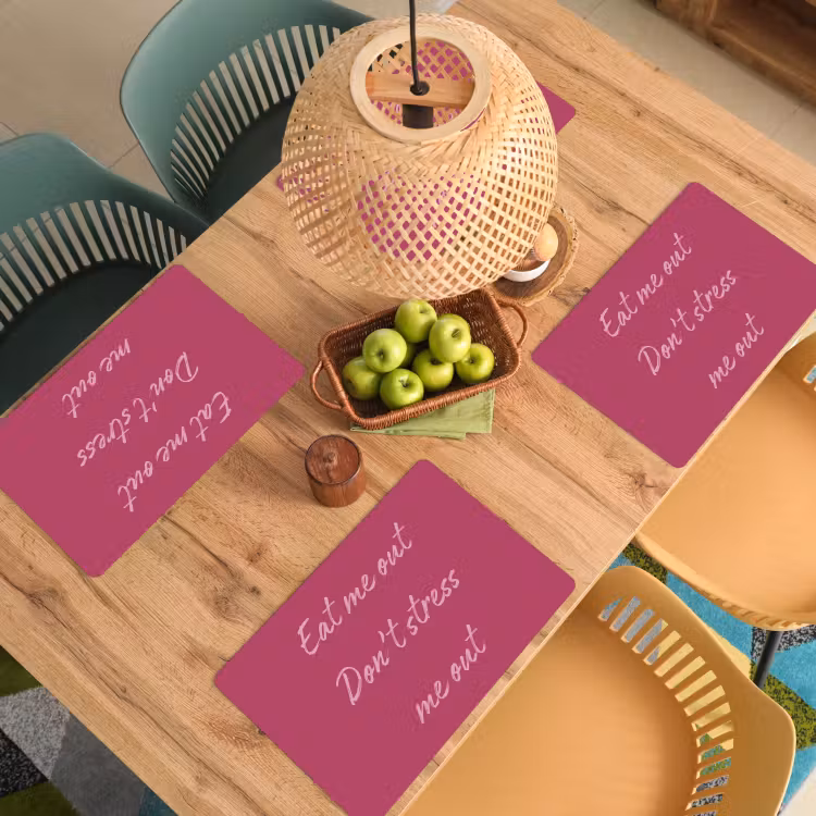 eat me out don't stress me out - Roze - Minimalistisch Placemat vinyl groot -zzsfeer5_Kitchenyeah-website