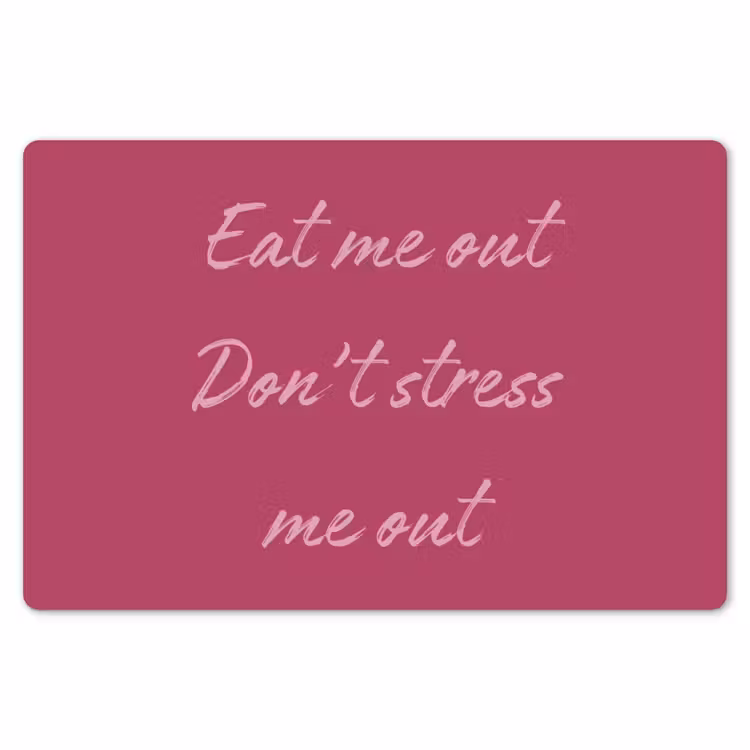 eat me out don't stress me out - Roze - Minimalistisch Placemat vinyl groot -zzsfeer1_Kitchenyeah-website