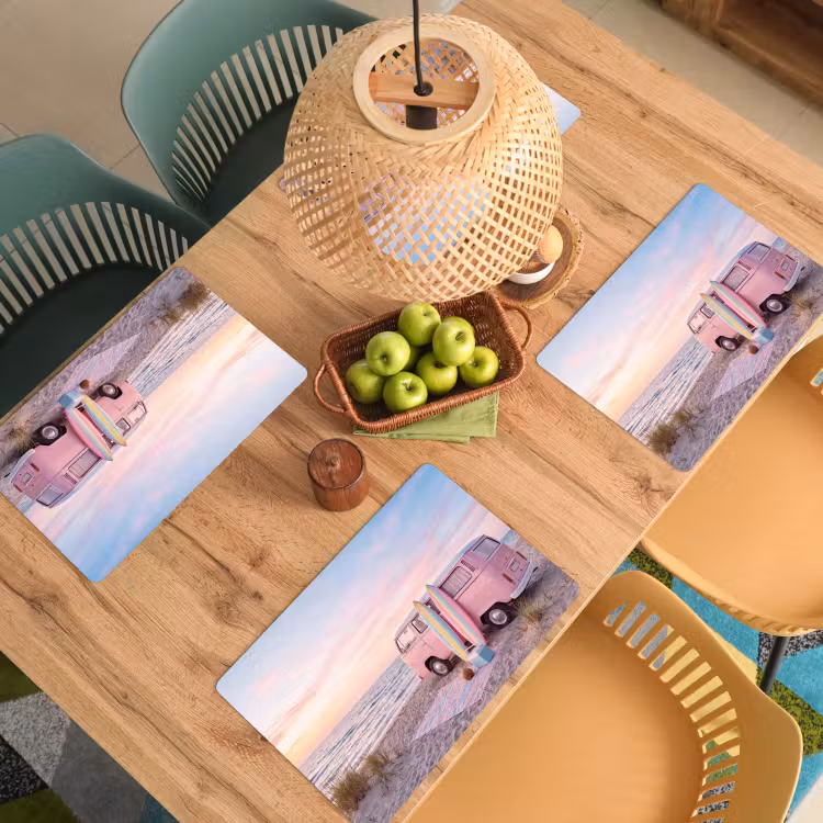 Busje - Strand - Surfplank - Zomer - Roze Placemat vinyl groot -zzsfeer5_Kitchenyeah-website
