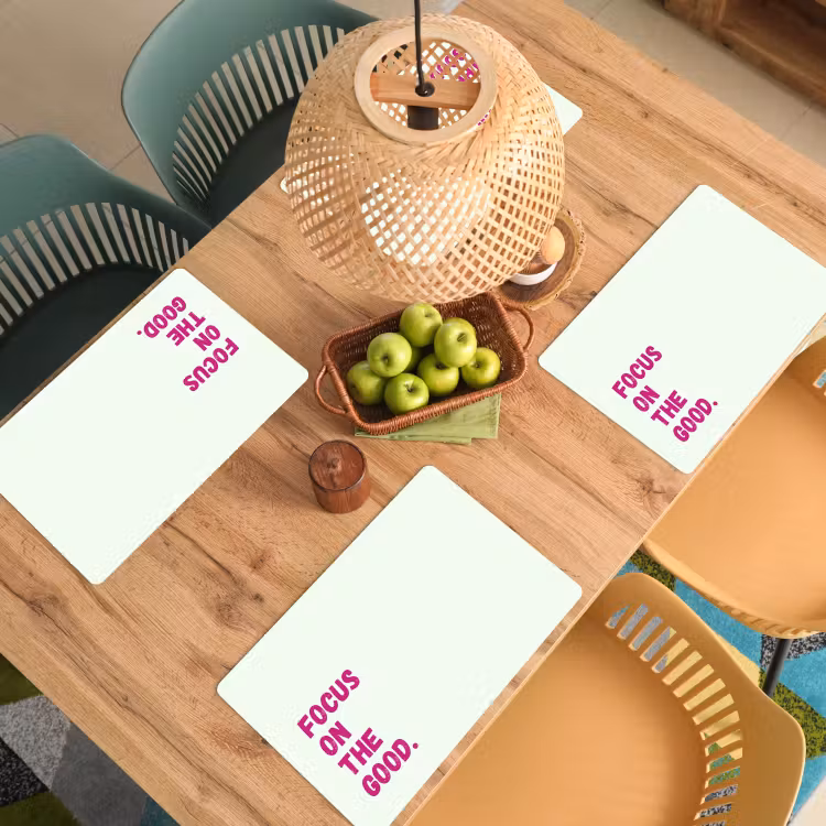 Focus on the good - Beige - Roze Placemat vinyl groot -zzsfeer5_Kitchenyeah-website