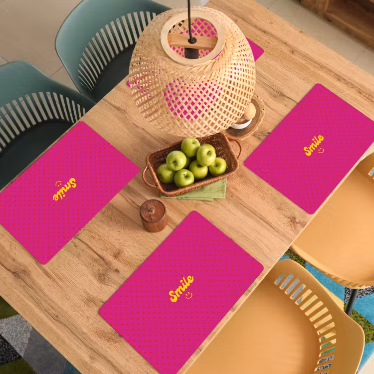 Smile - Stippen - Geel - Smiley - Roze Placemat vinyl groot -zzsfeer5_Kitchenyeah-website