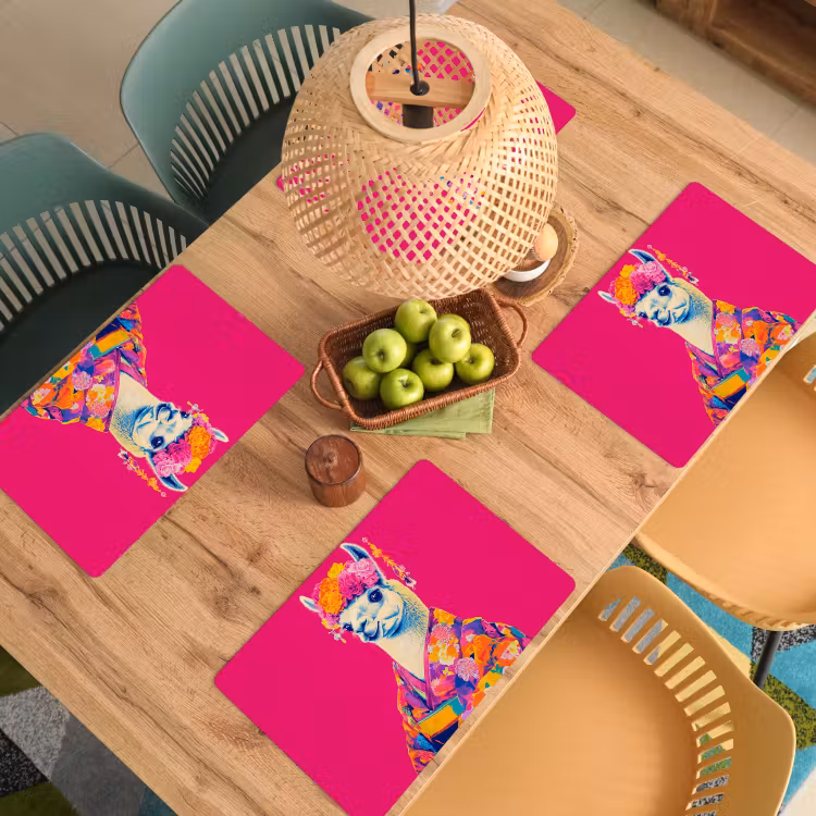 Lama - Kimono - Bloemenkrans - Felroze Placemat vinyl groot -zzsfeer5_Kitchenyeah-website