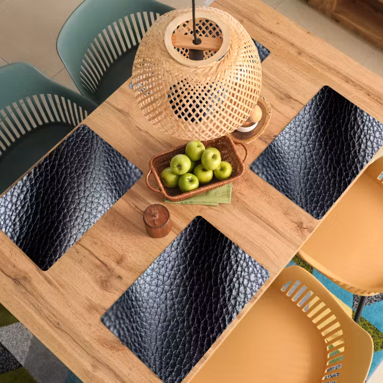 Leer - Structuur - Zwart - Licht Placemat vinyl groot -zzsfeer5_Kitchenyeah-website