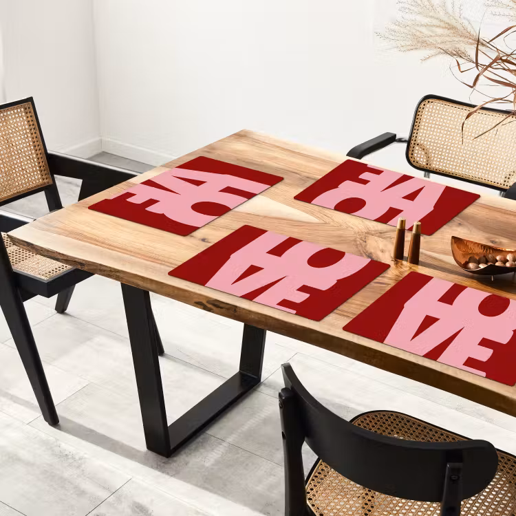 Love - Rood - Blokletters Placemat vinyl groot -zzsfeer4_Kitchenyeah-website