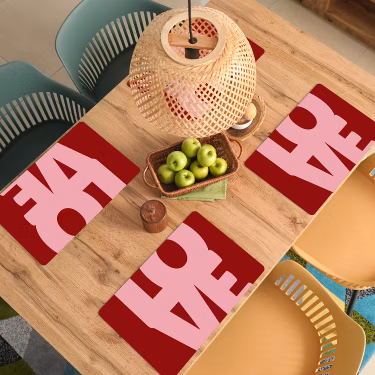 Love - Rood - Blokletters Placemat vinyl groot -zzsfeer5_Kitchenyeah-website