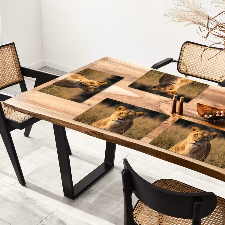 Leeuwin - Gras - Geel Placemat vinyl groot -zzsfeer4_Kitchenyeah-website