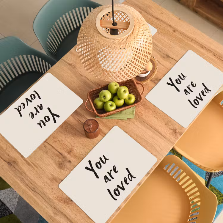 Minimalistisch - Beige - Love Placemat vinyl groot -zzsfeer5_Kitchenyeah-website