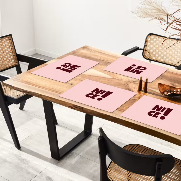 Nice - Uitroepteken - Roze Placemat vinyl groot -zzsfeer4_Kitchenyeah-website