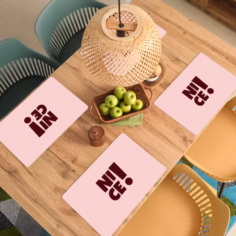 Nice - Uitroepteken - Roze Placemat vinyl groot -zzsfeer5_Kitchenyeah-website