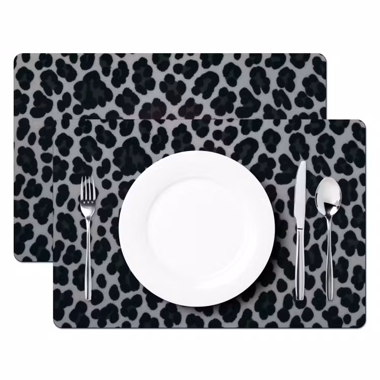 Panterprint - Zwart - Neonletters - Roze Placemat vinyl groot -zzsfeer2_Kitchenyeah-website