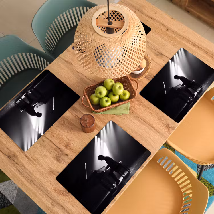 Persoon - Piano - Muziek - Zwart-wit - Podium Placemat vinyl groot -zzsfeer5_Kitchenyeah-website