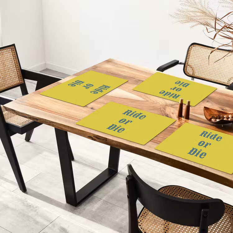 Ride or die - Geel - Blauw Placemat vinyl groot -zzsfeer4_Kitchenyeah-website