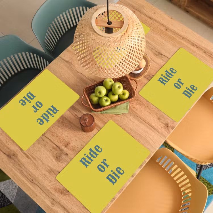 Ride or die - Geel - Blauw Placemat vinyl groot -zzsfeer5_Kitchenyeah-website