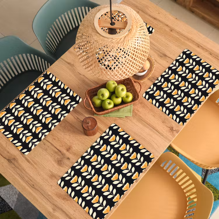 Retro - Bloem - Zwart - Okergeel Placemat vinyl groot 368 -zzsfeer5_Kitchenyeah-website