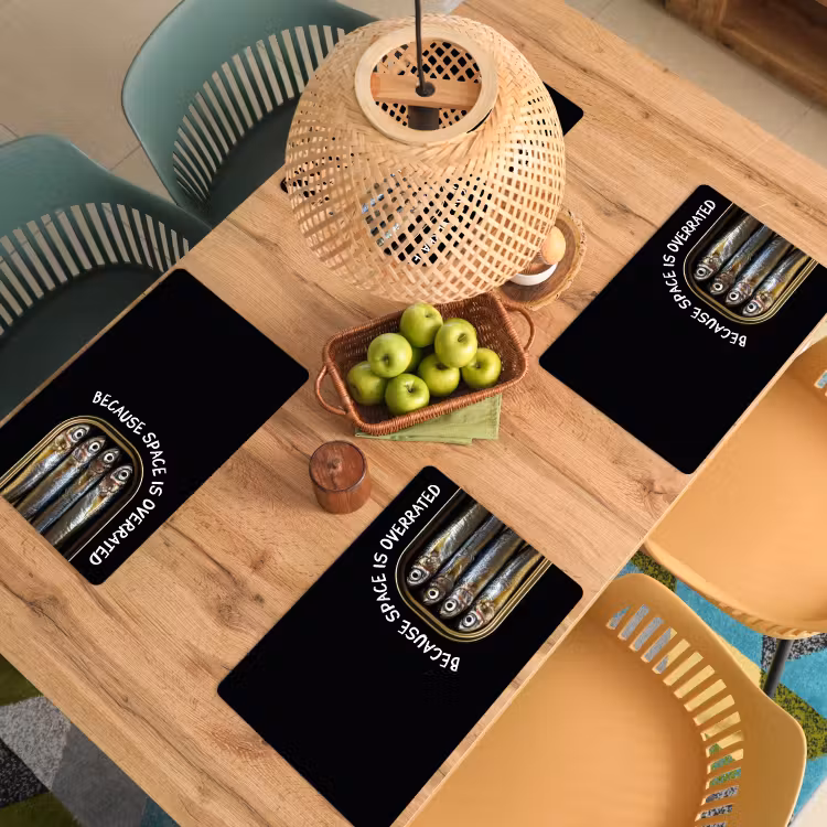 Sardines - Tekst - Vis - Blik Placemat vinyl groot -zzsfeer5_Kitchenyeah-website