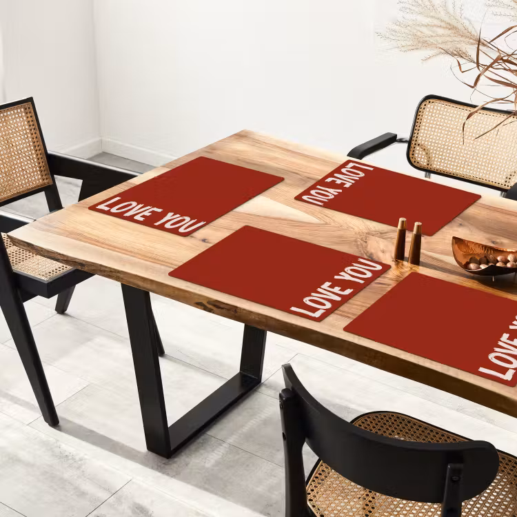 Schuin - Loveyou - Rood Placemat vinyl groot -zzsfeer4_Kitchenyeah-website