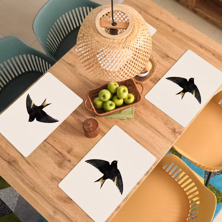 Zwarte zwaluw - Gouden accenten - Lichte achtergrond Placemat vinyl groot -zzsfeer5_Kitchenyeah-website