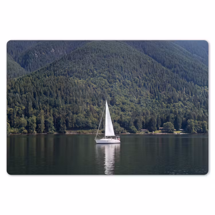 Zeilboot - Water - Bergen - Natuur - Groen Placemat vinyl groot -zzsfeer1_Kitchenyeah-website