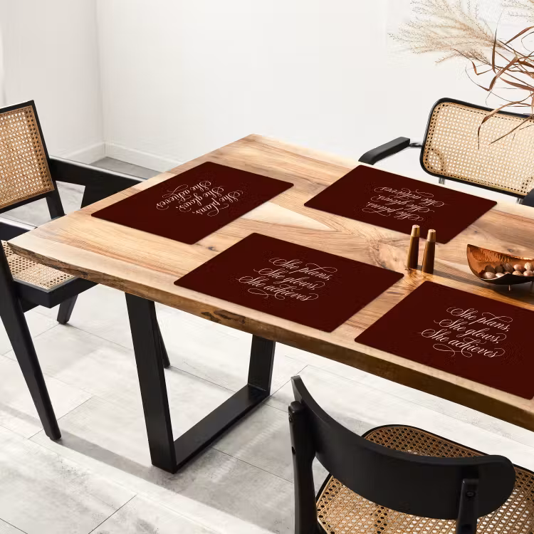 She plans she glows she achieves - Rood - Cursief Placemat vinyl groot -zzsfeer4_Kitchenyeah-website