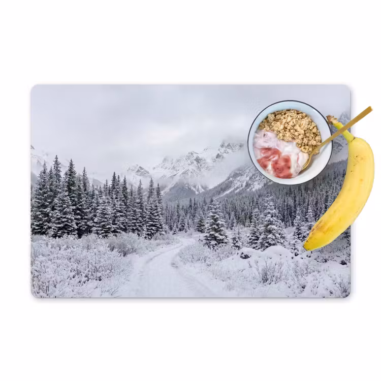 Weg - Bergen - Sneeuw - Naaldbos - Avontuurlijk Placemat vinyl groot -zzzproduct_Kitchenyeah-website