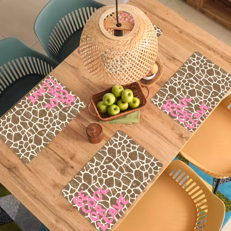 Tekst - Be cool or leave - Roze - Giraffenprint Placemat vinyl groot -zzsfeer5_Kitchenyeah-website