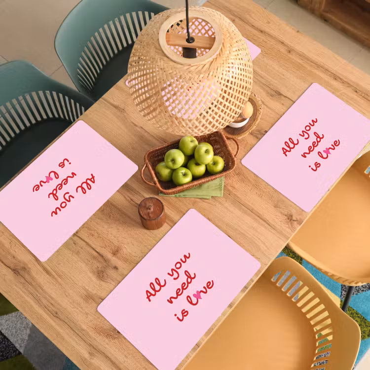 Tekst - Roze - Love - Hart Placemat vinyl groot -zzsfeer5_Kitchenyeah-website
