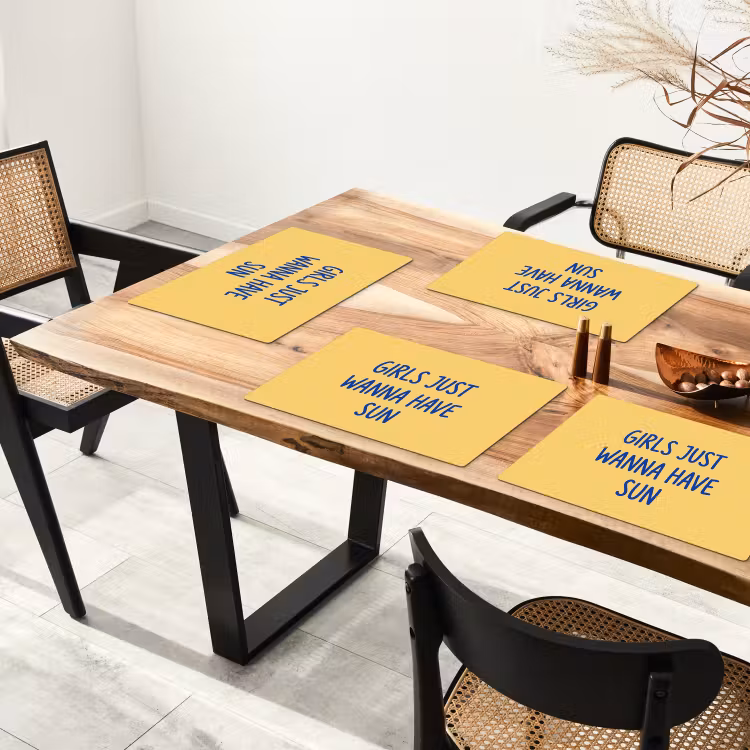 Tekst - Zon - Zomer - Modern - Geel Placemat vinyl groot -zzsfeer4_Kitchenyeah-website