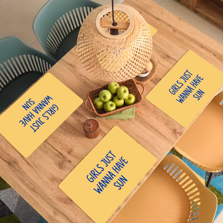 Tekst - Zon - Zomer - Modern - Geel Placemat vinyl groot -zzsfeer5_Kitchenyeah-website