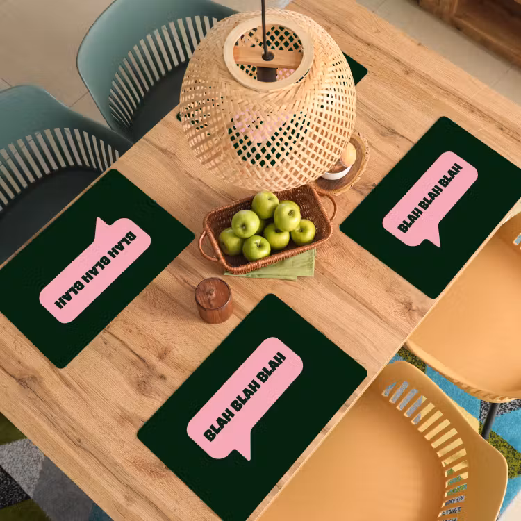 Tekstwolk - BLAH BLAH BLAH - Roze Placemat vinyl groot -zzsfeer5_Kitchenyeah-website
