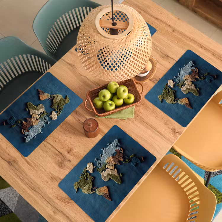 Wereldkaart - Geborduurd - Verschillende tinten Placemat vinyl groot -zzsfeer5_Kitchenyeah-website