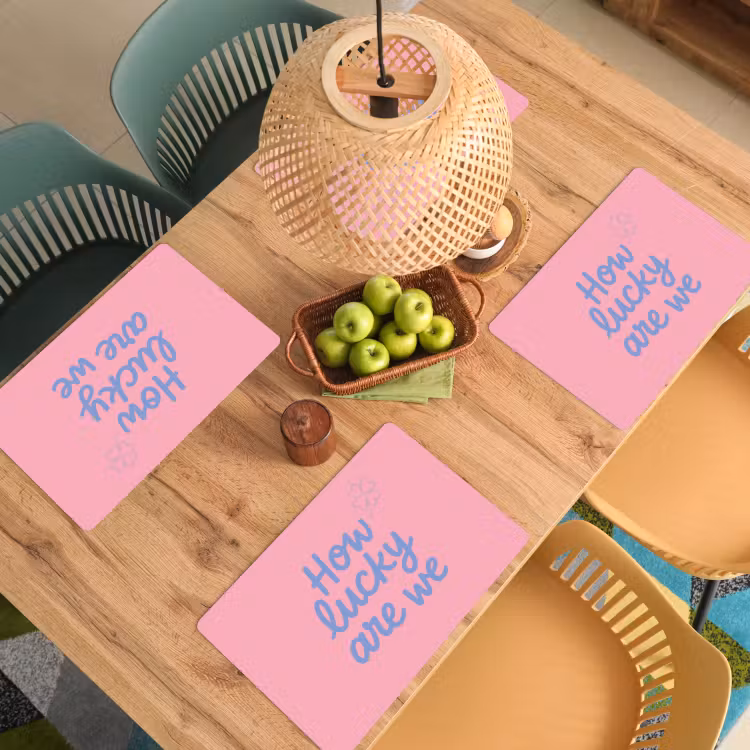 How lucky are we - Klavervier - Roze - Blauw Placemat vinyl groot -zzsfeer5_Kitchenyeah-website