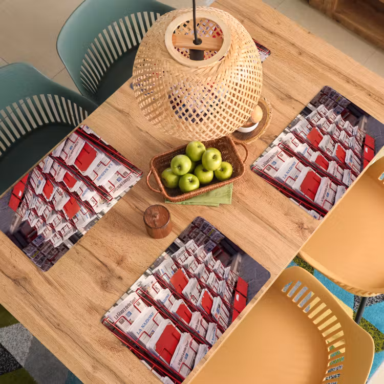 Kranten - Rek - Stedelijk - Dagelijks leven - Rood Placemat vinyl groot -zzsfeer5_Kitchenyeah-website