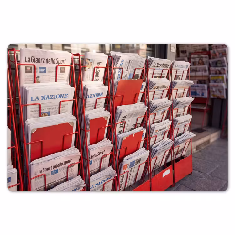 Kranten - Rek - Stedelijk - Dagelijks leven - Rood Placemat vinyl groot -zzsfeer1_Kitchenyeah-website