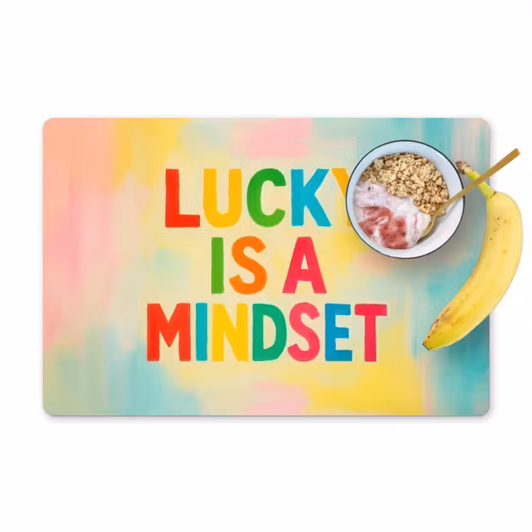 Quote - Lucky - Regenboogkleuren Placemat vinyl groot -zzzproduct_Kitchenyeah-website