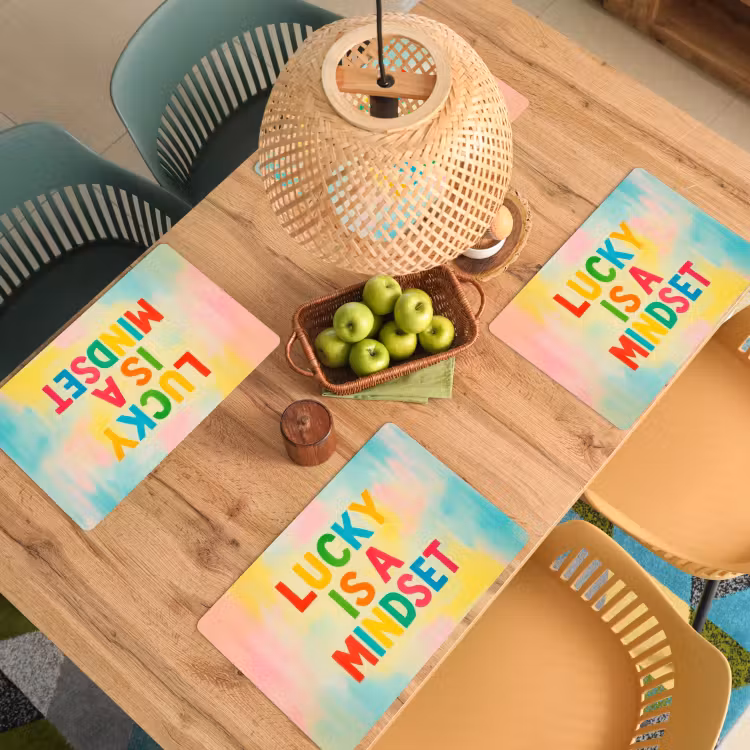 Quote - Lucky - Regenboogkleuren Placemat vinyl groot -zzsfeer5_Kitchenyeah-website